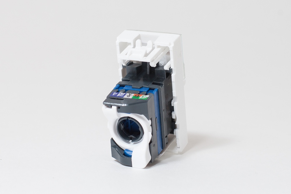 Розетка информационная UTP 1хRJ45 22,5х45 cat5e (200006)_2