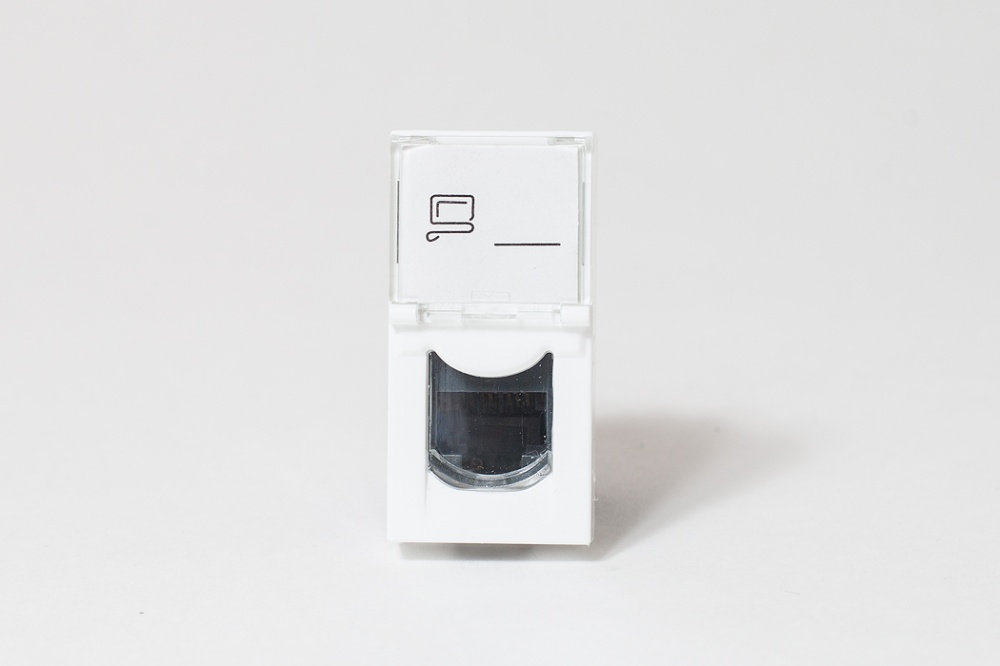 Розетка информационная UTP 1хRJ45 22,5х45 cat5e (200006)_1